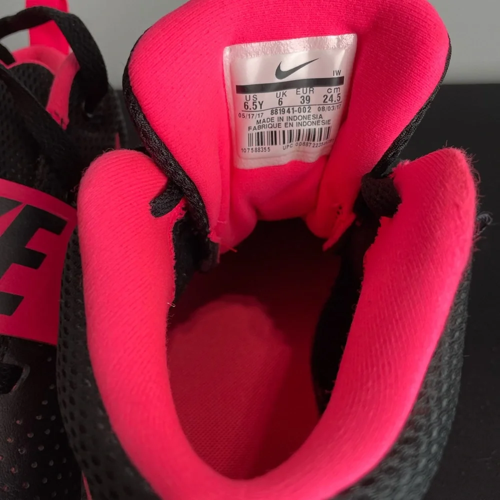 (110)- NWOB-💖Nike Black and Pink kids 6.5Y 🚨 - Picture 2 of 2